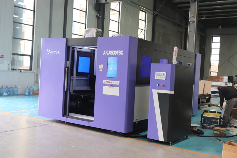 Industrial 3015 6000 watt Fibe - Industrial Fiber Laser Cutting Machine 评论和价格